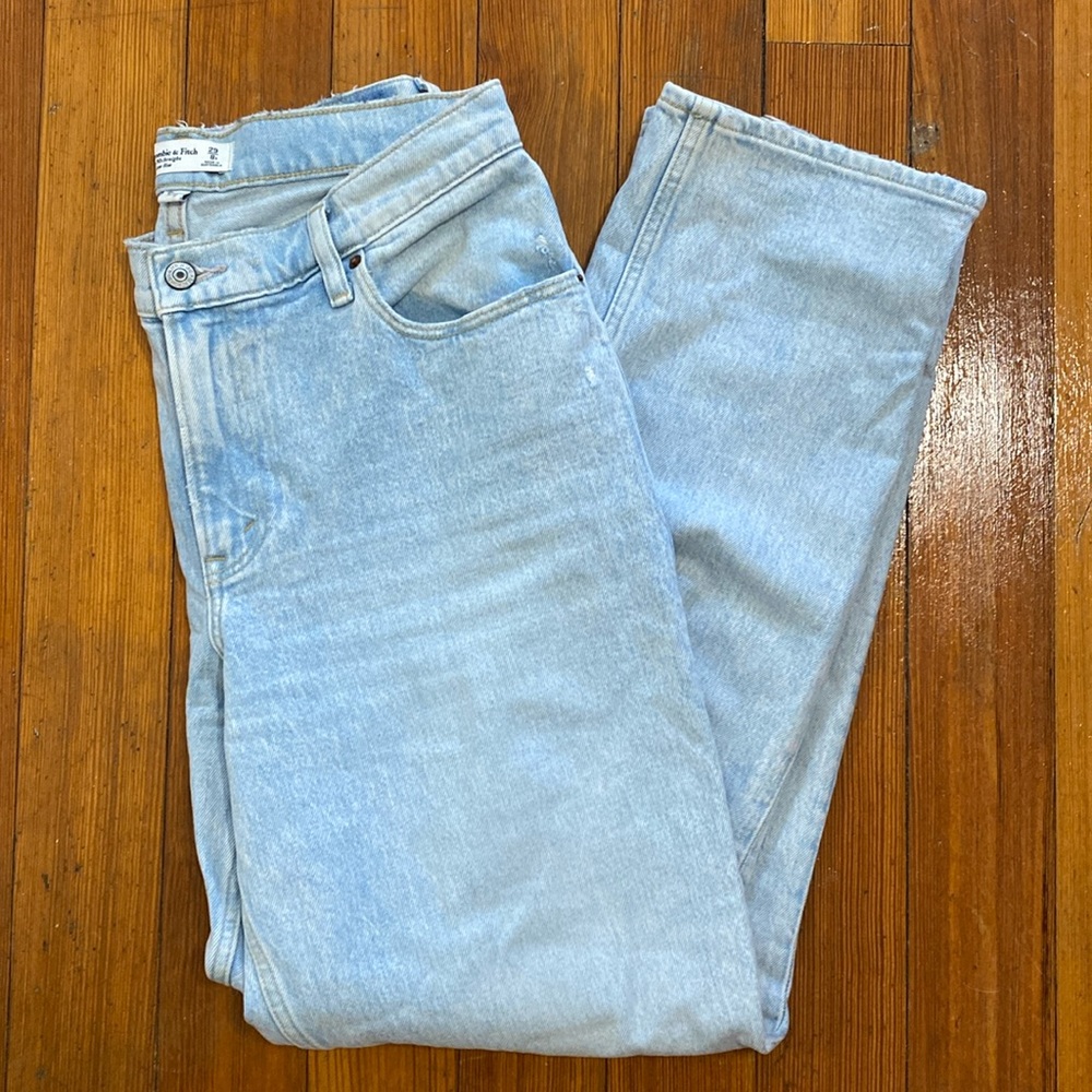 A&F 90s Straight Low Rise (Curve Love) Light Wash